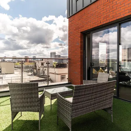 Prime Location 1 Bed Penthouse Apartment-3