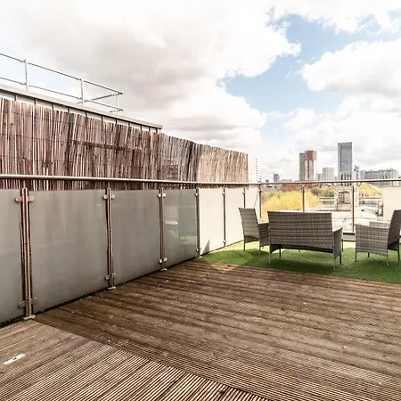 Prime Location 1 Bed Penthouse Apartment-2